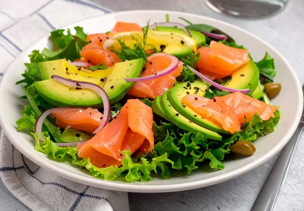 ensalada keto de salmon y aguacate