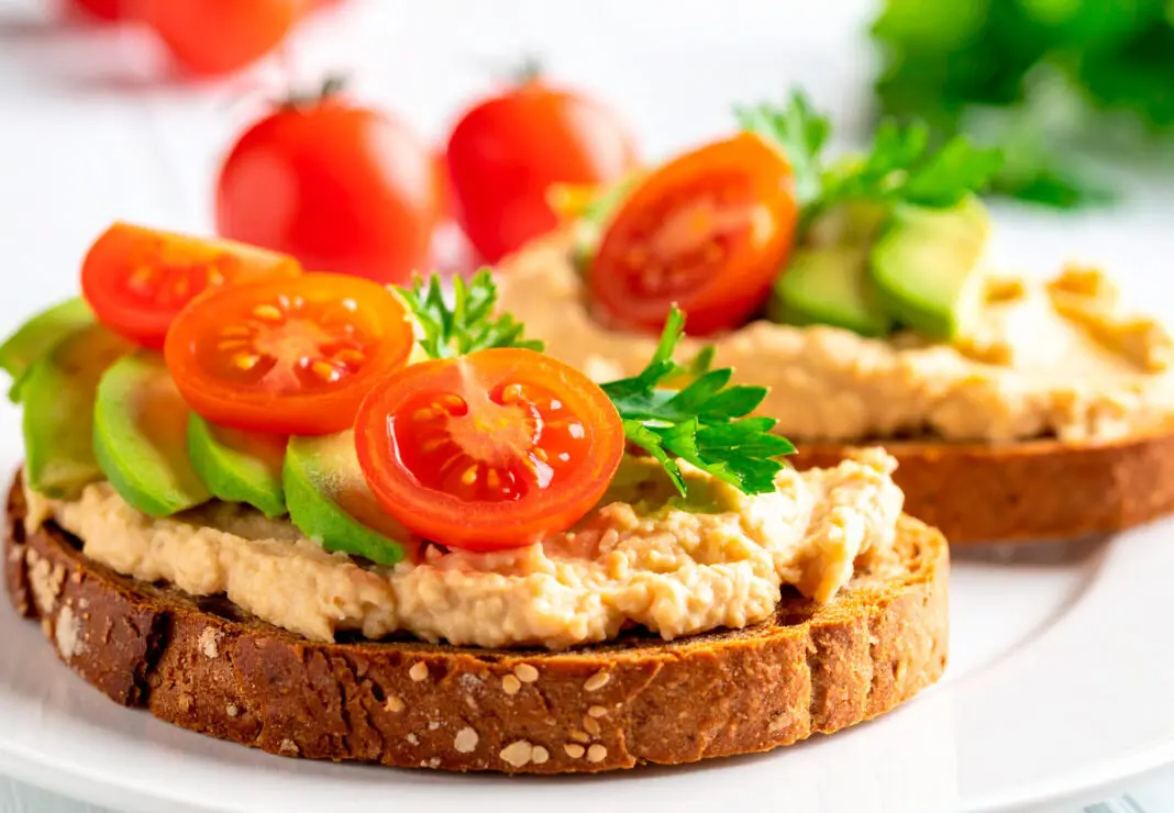 Tostadas con Hummus, Palta y Tomate Cherry