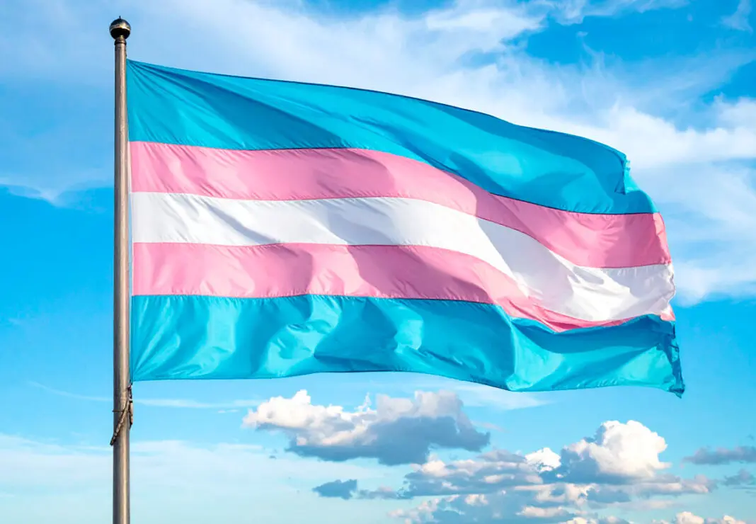 trump restringe armas personas trans