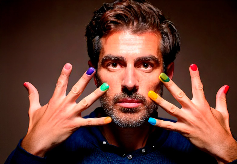 hombres uñas pintadas
