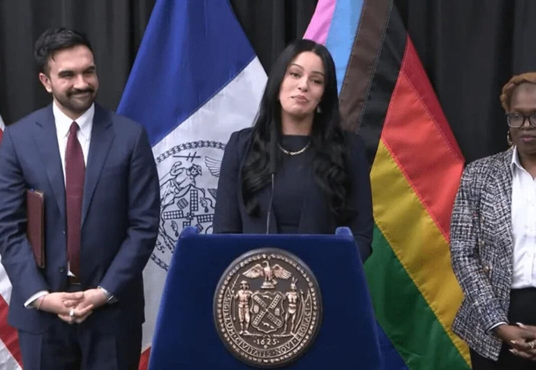 Taylor Brown, nueva directora de la Oficina LGTBQIA+ de Nueva York, posee una sólida trayectoria en la defensa de los derechos civiles
